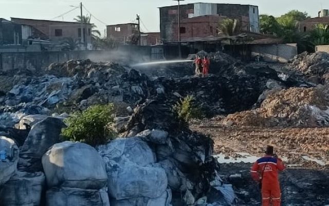 bombeiros debelam incêndio em Camaçari