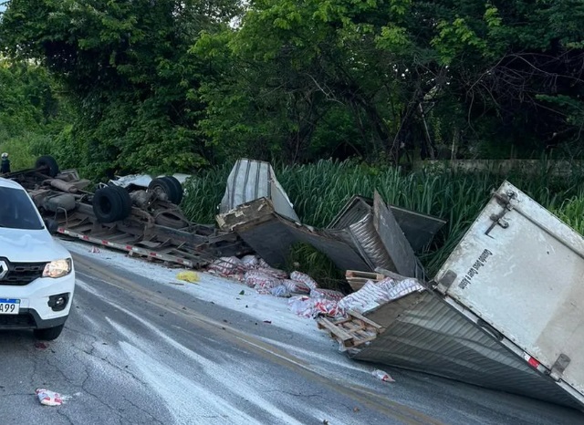 Colisão frontal entre caminhão e kombi deixa oito mortos em Pernambuco