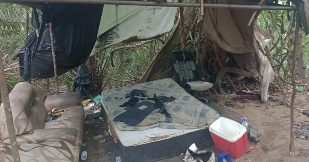 Polícia desmonta acampamento de suspeitos de tráfico no bairro de Ilha Amarela, em Salvador