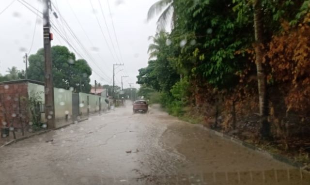 Ruas alagadas após chuvas em Feira de Santana