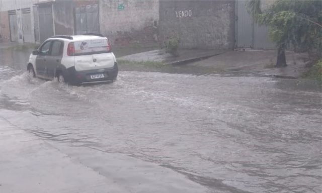 Ruas alagadas após chuvas em Feira de Santana