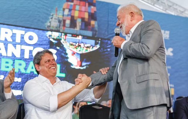 Lula e Tarcísio de Freitas (Republicanos-SP), em evento no Porto de Santos — Foto: Ricardo Stuckert/PR