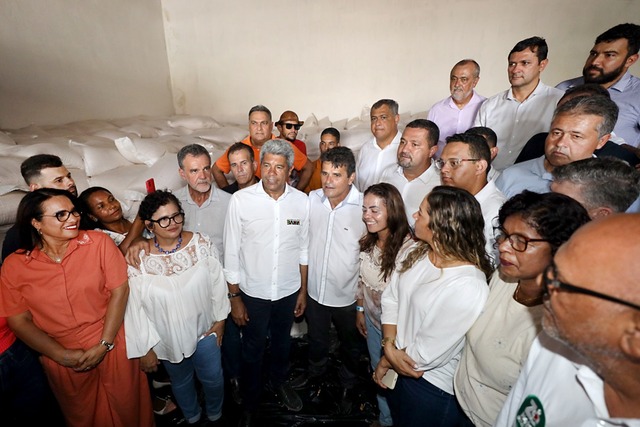 Governador Jerônimo faz entregas para enfrentamento dos efeitos da seca em municípios baianos