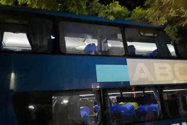 Torcedores do São Paulo atacam ônibus do Palmeiras