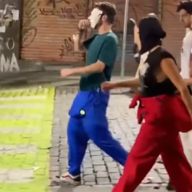 Com máscara de La Casa de Papel e macacão vermelho, Anitta curte pipoca do carnaval