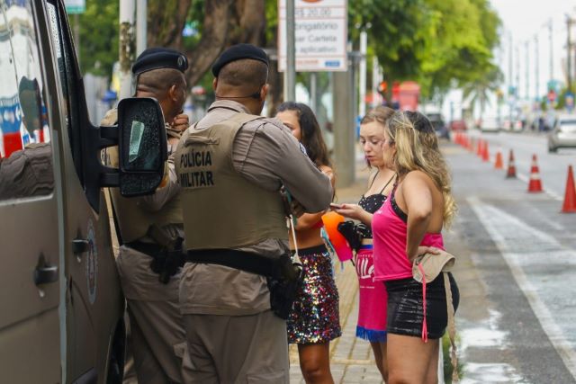 O Batalhão de Policiamento Turístico (BPtur) da Polícia Militar da Bahia (PMBA) acompanha a chegada de mais de 18 mil turistas em Salvador no período do carnaval 2024.