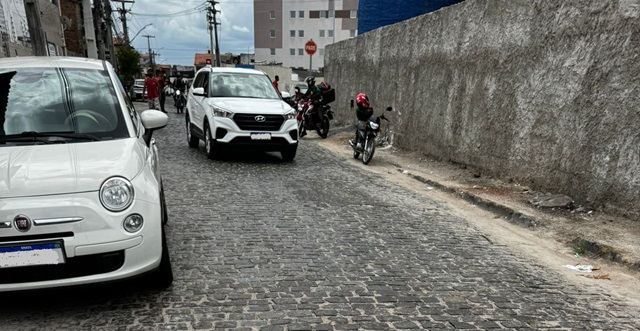 Médica sofre acidente de moto no bairro São João após derrapar em óleo descartado na rua3