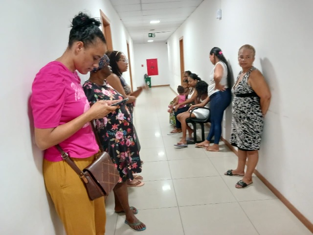 Mães ocupam sede da Secretaria de Educação para cobrar novos professores