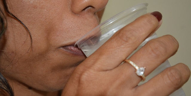 hidratação - mulher bebendo água - ft ACM