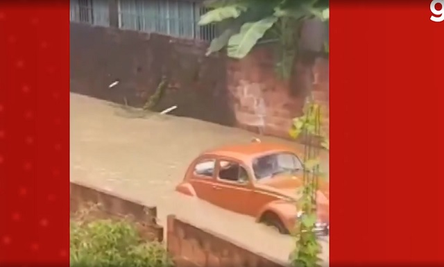 Vídeo mostra momento em que fusca é arrastado por enchente e família tenta sair do carro na BA