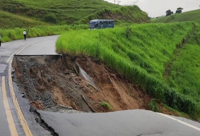 Erosão em pista após fortes chuvas provoca interdição parcial de rodovia entre os municípios de Ibicuí e Poções
