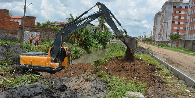 Prefeitura realiza limpeza de canal