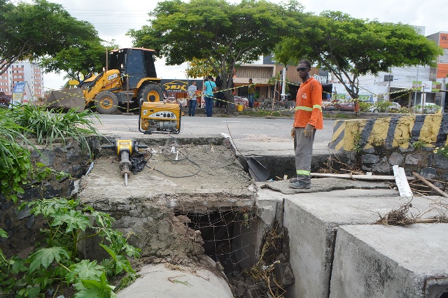 Prefeitura realiza limpeza de canal