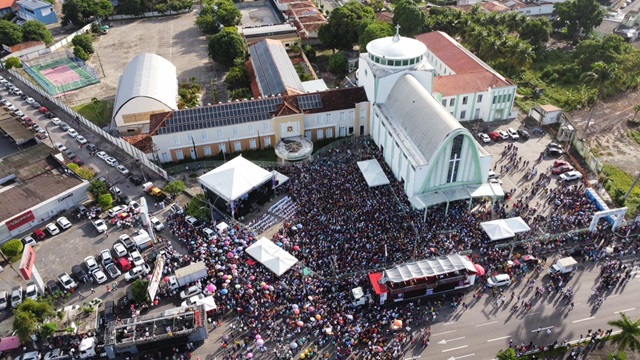 Milhares de católicos participam da 10ª Caminhada do Perdão em Feira de Santana