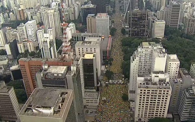 Apoiadores de Bolsonaro fazem ato na Avenida Paulista neste domingo (25)