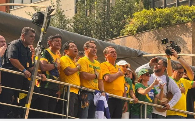 Com presença de políticos baianos, ex-presidente Bolsonaro inicia ato para apoiadores na Paulista; veja vídeo