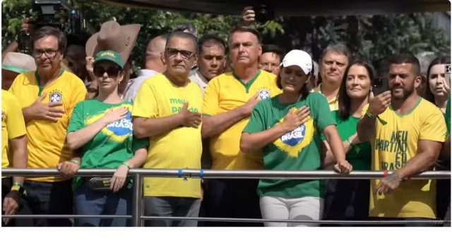 Silas Malafaia, à esquerda de Bolsonaro,