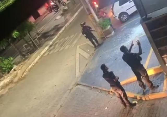 Homem atira na cabeça da companheira e faz filha refém em farmácia de Fortaleza1