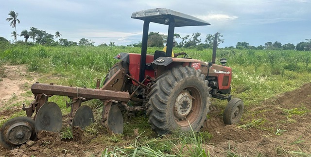 aração de terra na zona rural de feira de santana - trator - agricultura