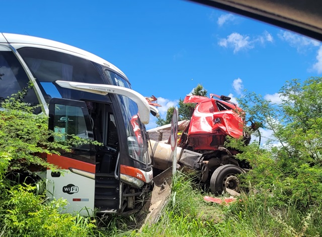 Carreta e ônibus colidem em grave acidente na BR-116 Norte