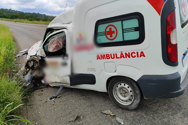 acidente envolvendo ambulância em Anagé