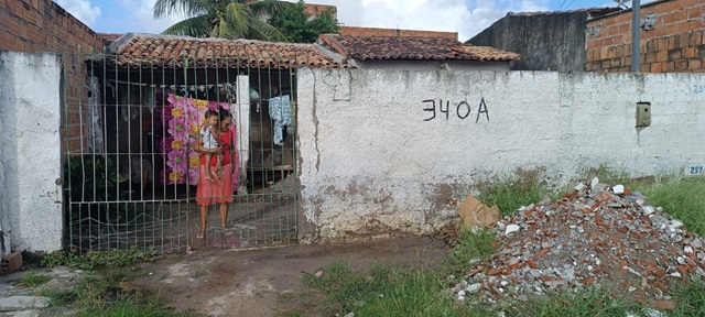 Mãe realiza apelo para consertar o telhado de casa - Rua Fosfina - Conceição ll