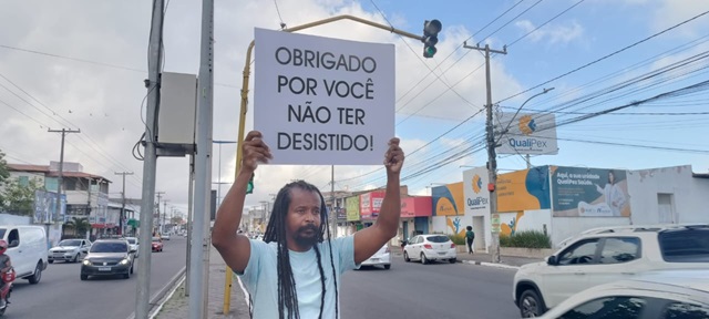 Estudante leva mensagem sobre saúde mental no trânsito de Feira de Santana - ft - Paulo José - acorda cidade
