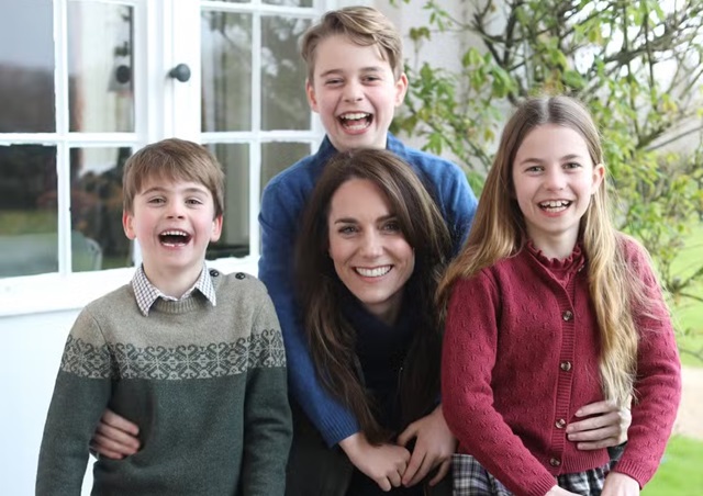 Kate Middleton ao lado dos filhos Louis, George e Charlotte