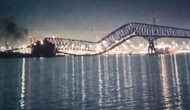 Ponte desmorona após ser atingida por navio nos EUA