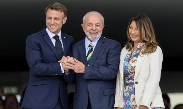 Lula concede a Macron Ordem Nacional do Cruzeiro do Sul
