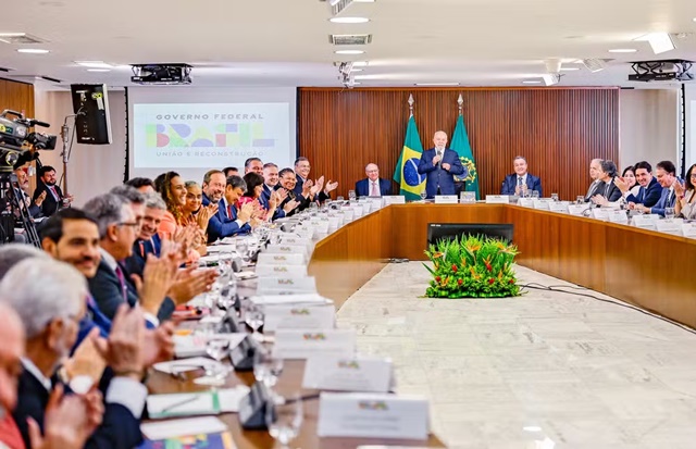 presidente Lula discursa em reunião com ministros, no Palácio do Planalto, em dezembro