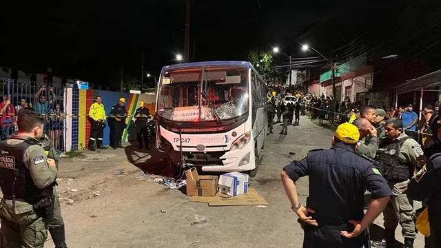 Micro-ônibus que atropelou participantes de procissão em Jaboatão dos Guararapes