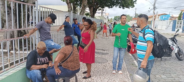 Barraqueiros em frente ao Teatro Margarida Ribeiro - cadastramento para o Esquenta Micareta