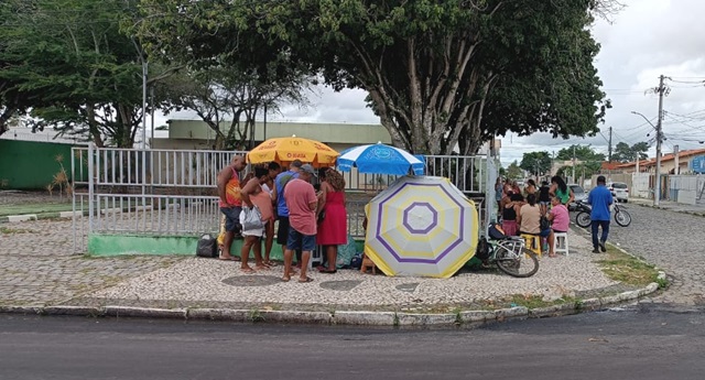 Barraqueiros em frente ao Teatro Margarida Ribeiro - cadastramento para o Esquenta Micareta