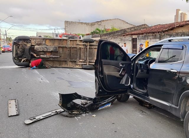 Van com passageiros de uma fábrica colide com veículo no bairro Santa Mônica