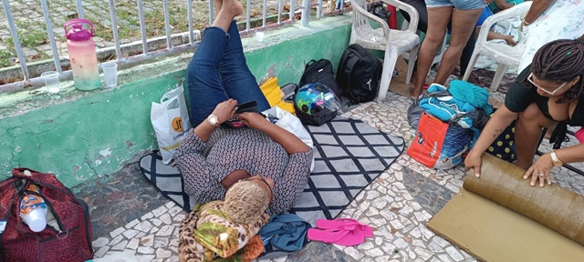 Comerciantes dormem na calçada em busca de vagas para o Esquenta Micareta