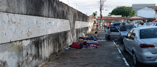 Comerciantes dormem na calçada em busca de vagas para o Esquenta Micareta