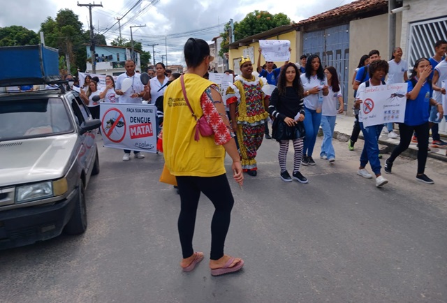 Caminhada contra a Dengue na UBS do CASEB1 em parceria com o Colégio Odorico Tavares