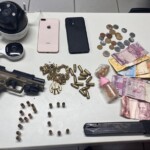 Dois traficantes e homicidas são presos com arma e drogas em Feira de Santana