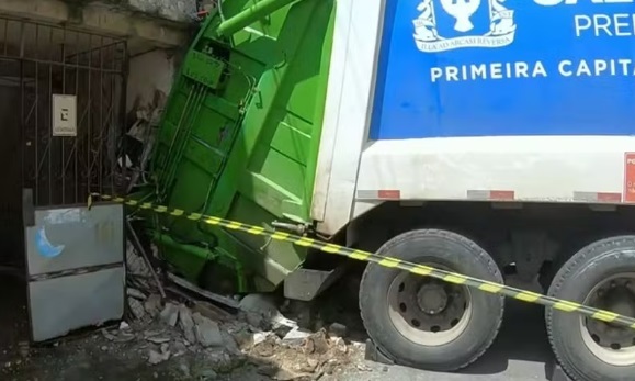 Veículo de coleta de lixo desgovernado atinge casa e crianças são resgatadas pela janela