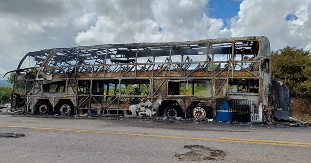 Veículo de transportes pega fogo durante viagem de Feira de Santana a Fortaleza