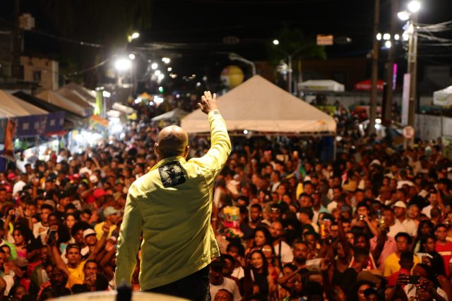 Grande público prestigia show de Adão Negro no palco Reggae Vibes