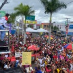Após chegar de mototáxi, Thiago Aquino puxa segundo Arrastão histórico na Micareta de Feira