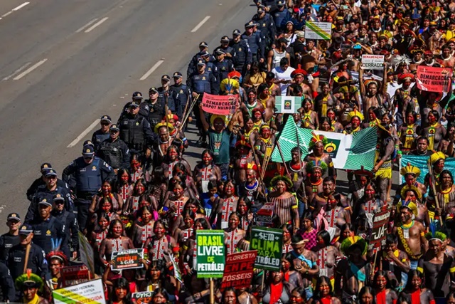 Milhares de indígenas marcham