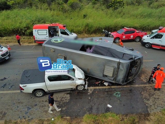 Acidente entre micro-ônibus e caminhonete deixa 20 feridos entre Luís Eduardo Magalhães e Barreiras-