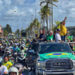 Em Aracaju, ex-presidente Jair Bolsonaro atrai milhares de apoiadores e garante: “Nós voltaremos”
