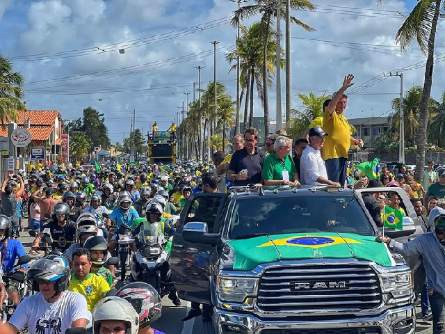 Em Aracaju, ex-presidente Jair Bolsonaro atrai milhares de apoiadores e garante: “Nós voltaremos”