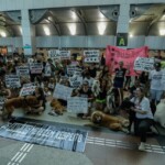 Manifestantes realizaram o ato no aeroporto na manhã deste domingo