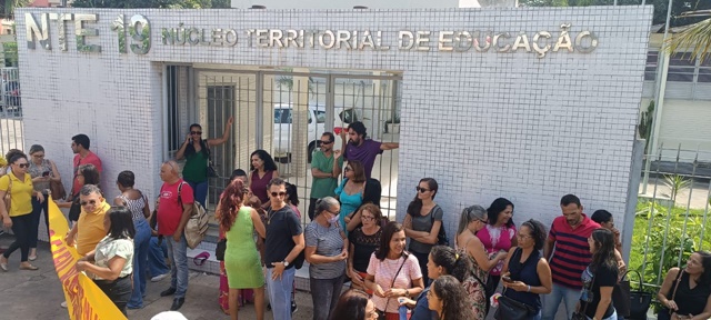 Com atividades paralisadas por 48h, professores da Rede Estadual fazem manifestação para reivindicar piso e reajuste salarial