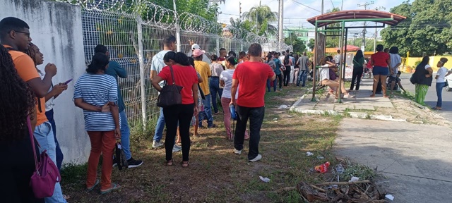 Eleitores registram longa fila em busca de atendimento na sede do TRE em Feira de Santana